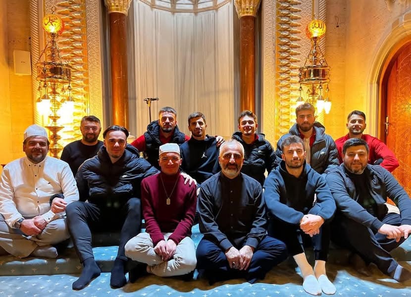 FUTBOLCULAR TERAVİH NAMAZINI  AKŞEMSEDDİN CAMİİ’NDE KILDILAR