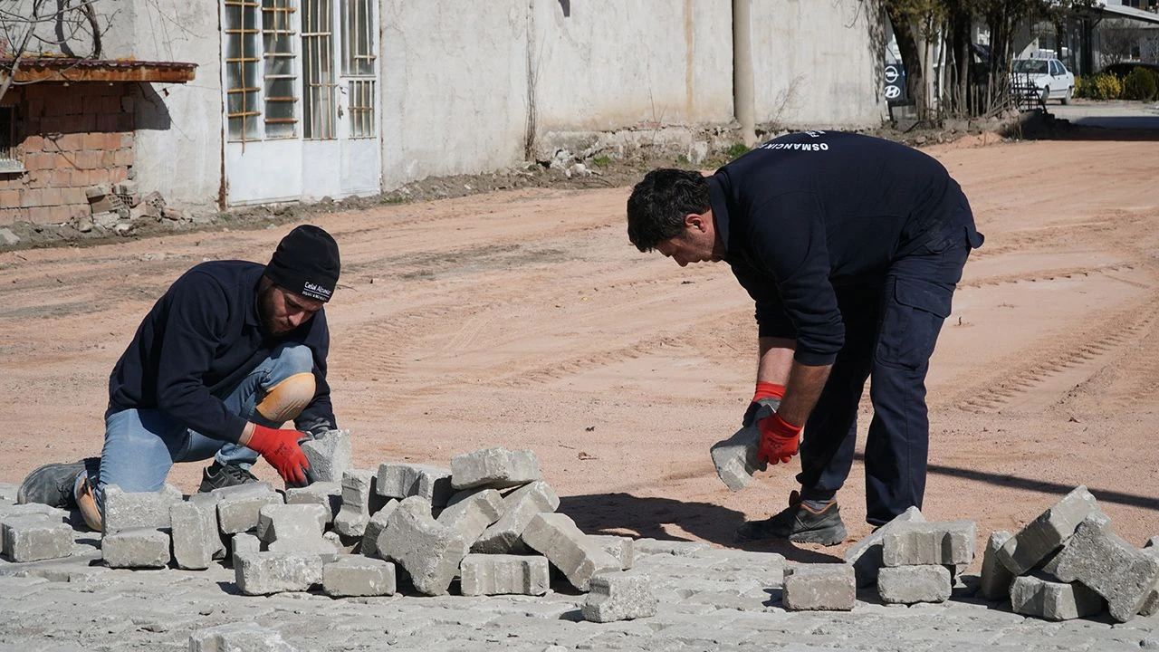 Güney Mahallesi’nde sokaklar yenileniyor: Parke taşı çalışmaları başladı