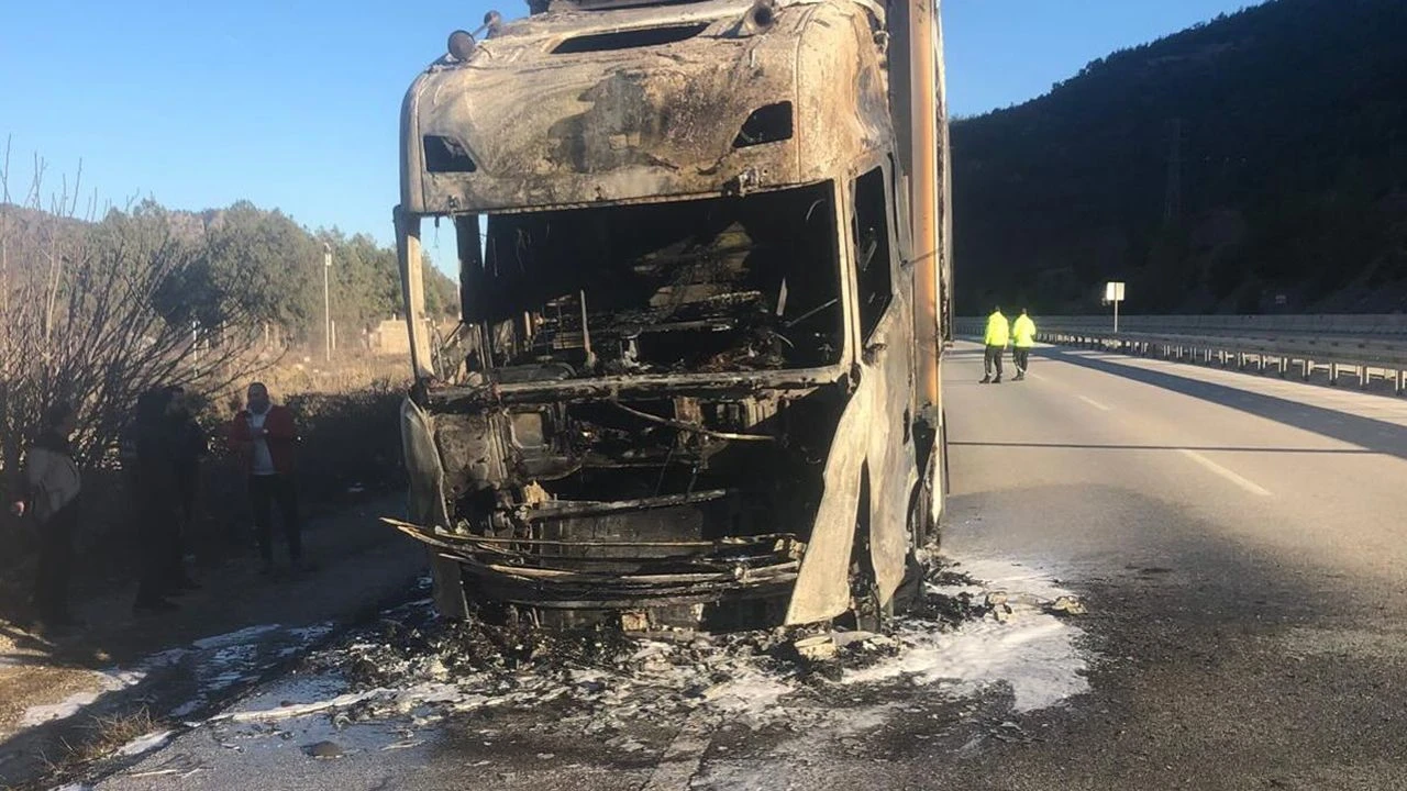 Osmancık'ta pirinç yüklü TIR alev aldı