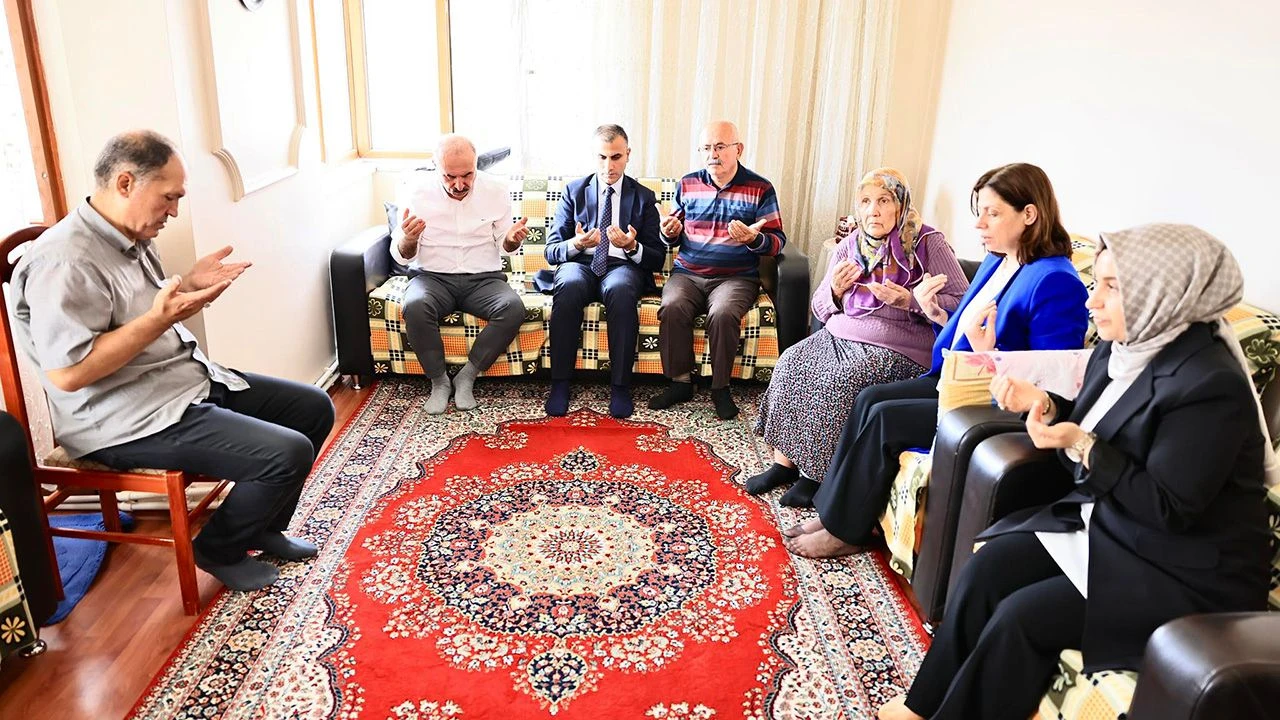 Vali Ali Çalgan, Şehit Öğretmen Şenay Aybüke Yalçın’ın Ailesini Ziyaret Etti
