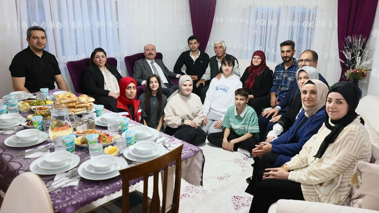 Çorum Valisi Ali Çalgan, Şehit Komando Hakan Koç’un ailesiyle iftar sofrasında buluştu